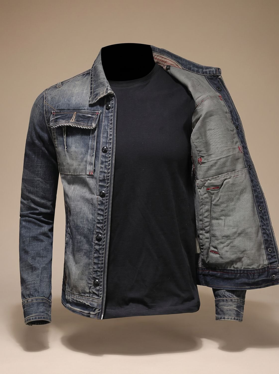 Detalle del cuello solapa y cremallera de la cazadora vaquera Marlon