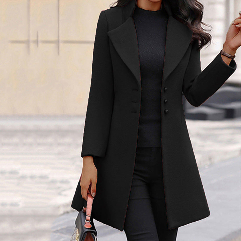 Mujer luciendo abrigo de invierno entallado Elara en color negro