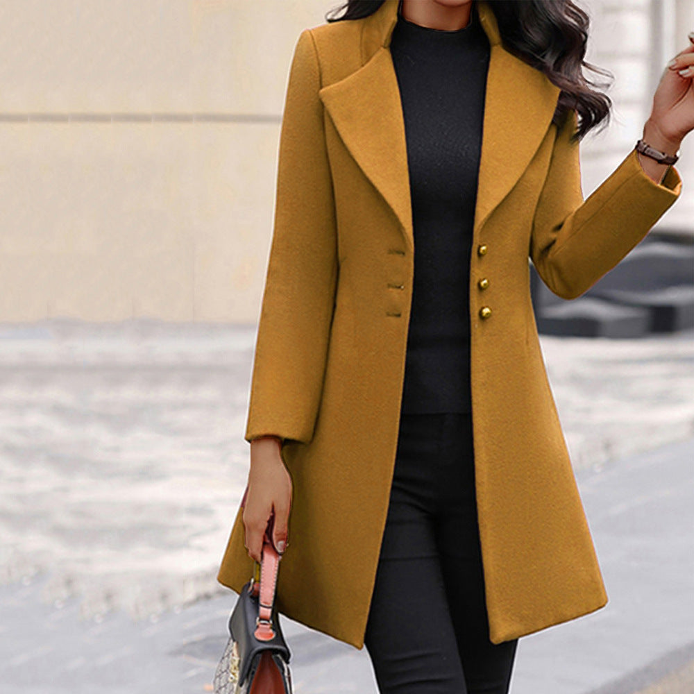 Abrigo de invierno Elara combinado con look casual para mujer