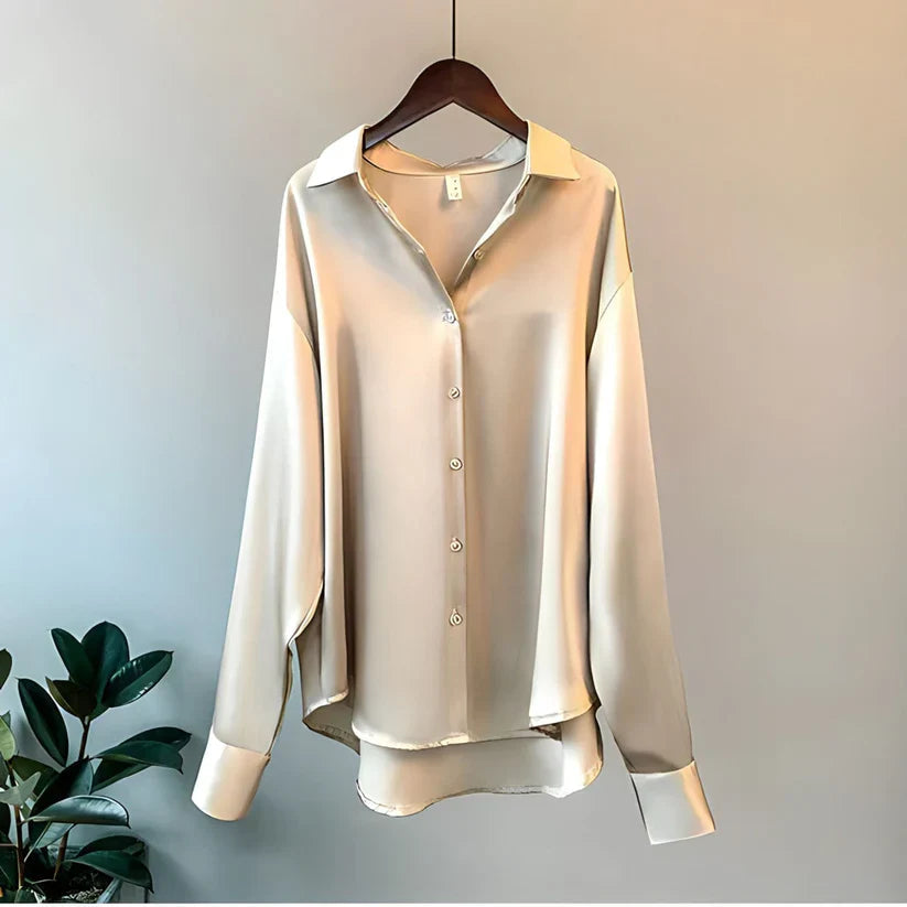 Mujer con blusa de seda de manga larga Elira en look de oficina