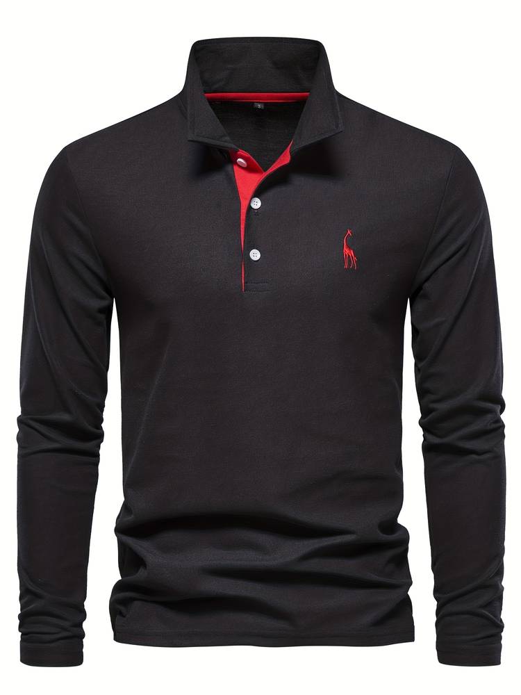 Vista frontal del polo Marcus con puños en contraste y corte regular