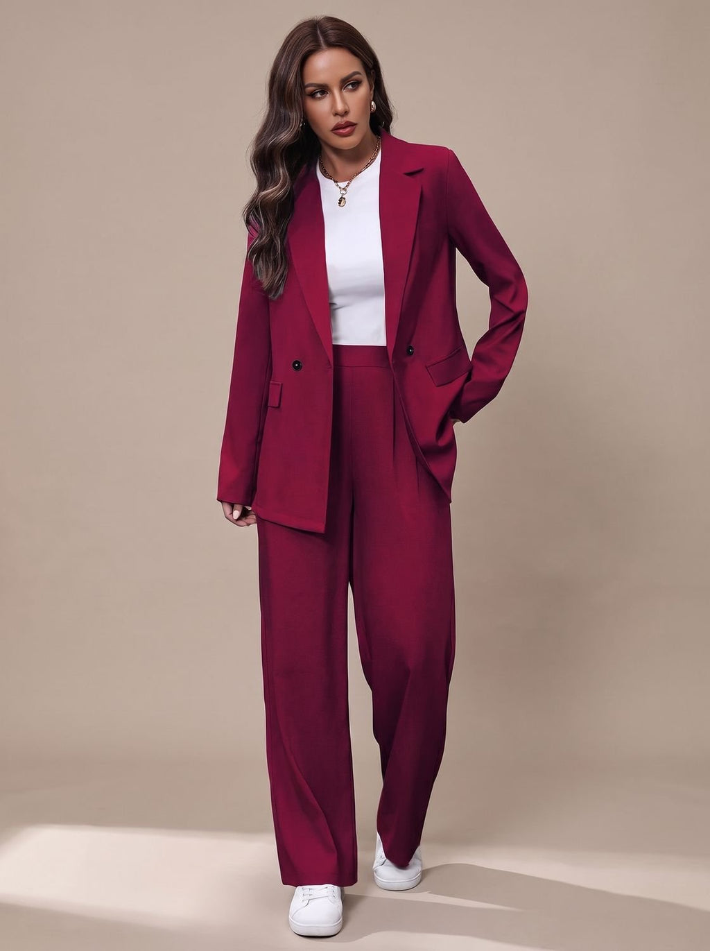 Mujer con conjunto ESMERALDA de americana cruzada y pantalón ancho en look de oficina