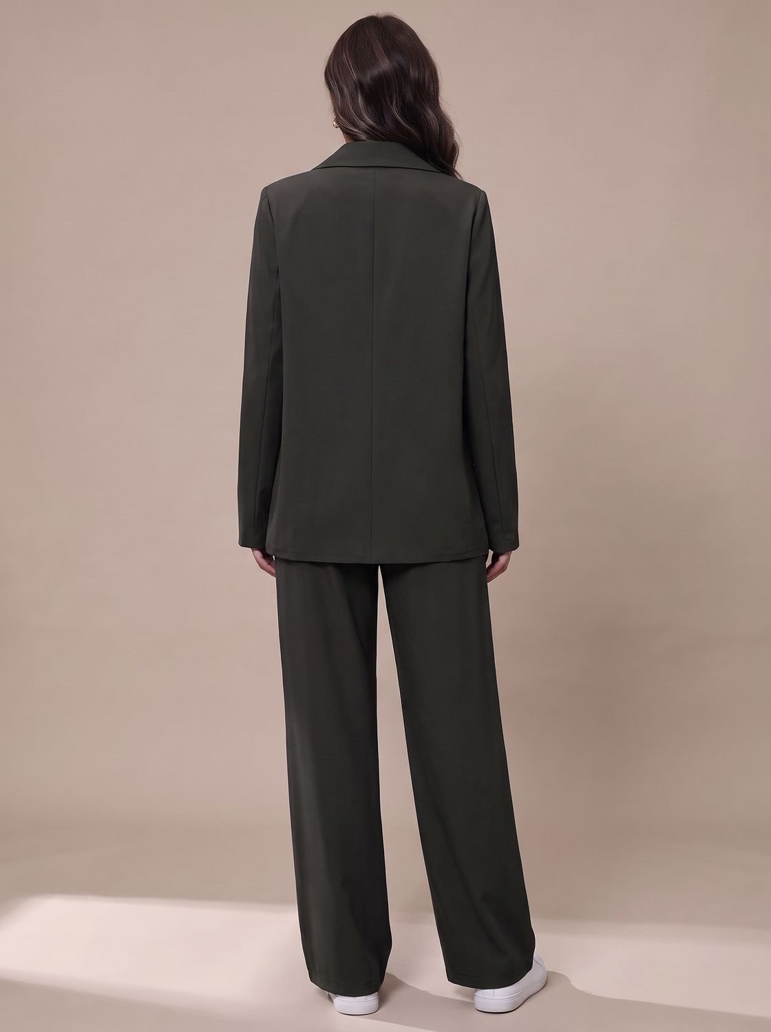 Conjunto ESMERALDA de traje con tacones para un evento formal