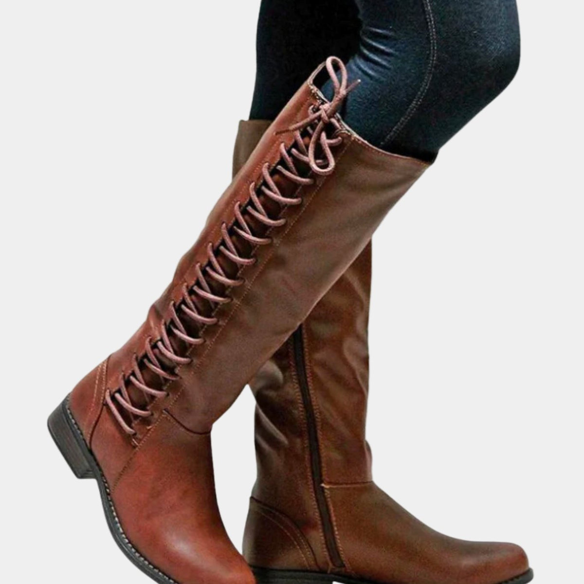 Botas altas de mujer combinadas con look casual elegante