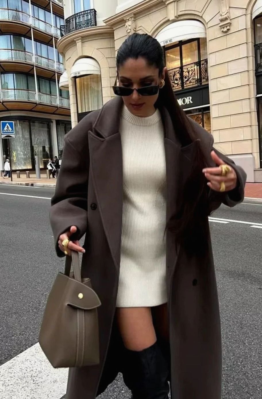 Abrigo oversize marrón combinado con jersey y pantalón para look urbano