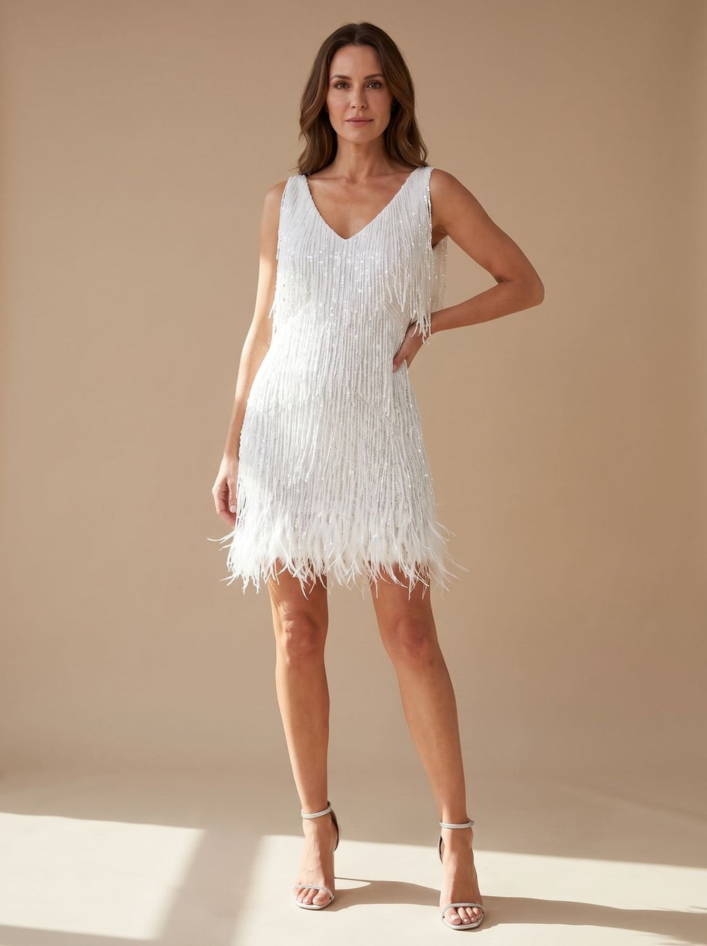 Vestido mini de lentejuelas con flecos y escote en V para fiestas navideñas
