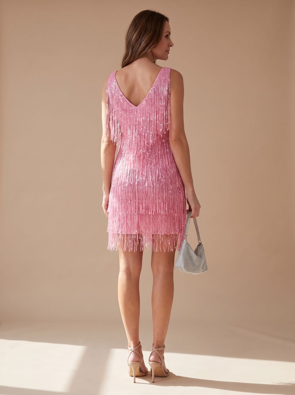 Vestido de lentejuelas visto de frente con escote en V pronunciado