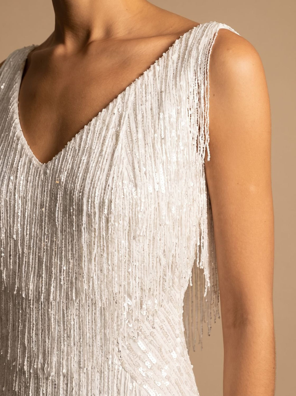 Espalda del vestido de lentejuelas con escote en V