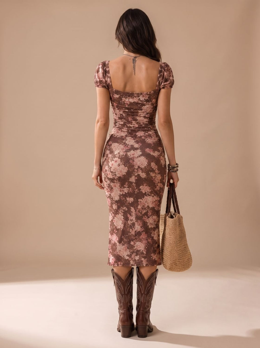 Detalle del escote corazón con lazada del vestido midi floral boho