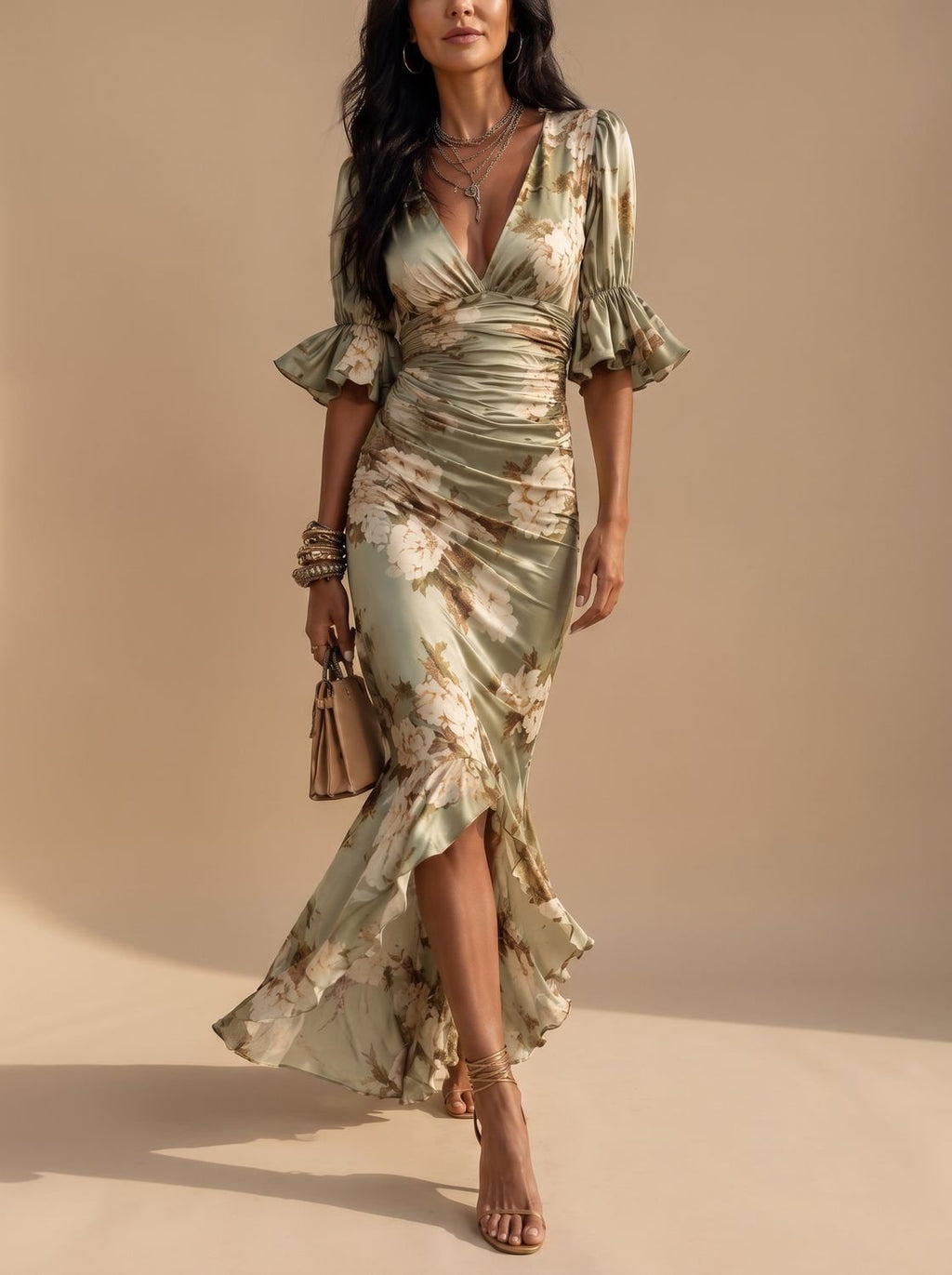Mujer con vestido midi boho floral de escote cruzado en V
