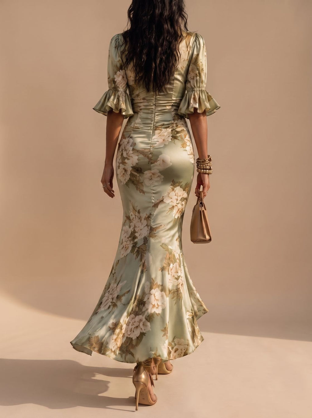 Detalle del cuerpo fruncido y estampado floral del vestido midi