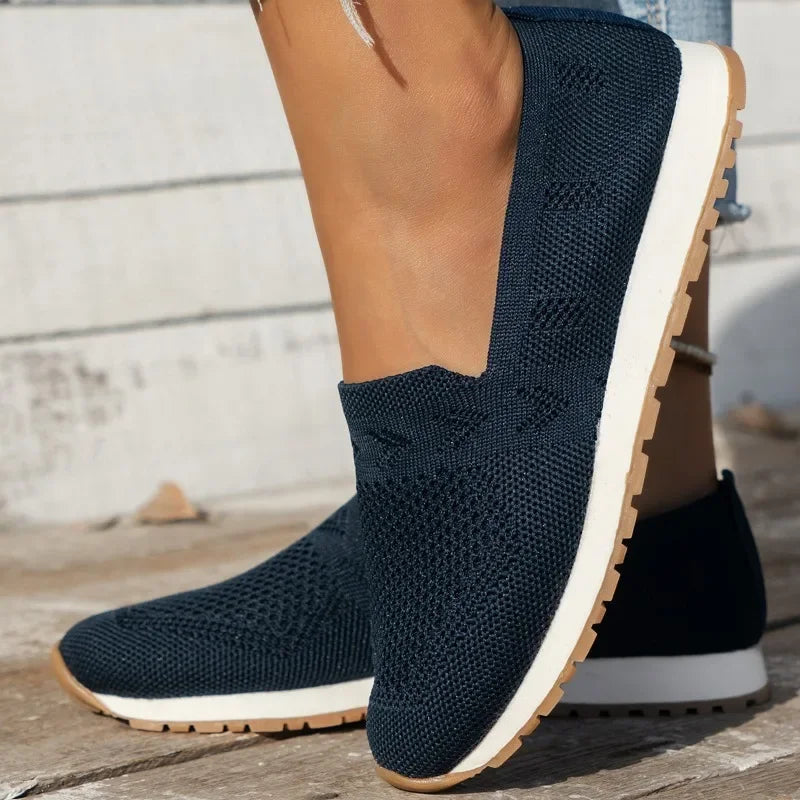Mocasines ortopédicos FLORINDA para mujer en color negro sobre fondo neutro
