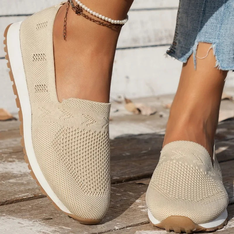 Mocasines FLORINDA en color beige combinados con un look casual