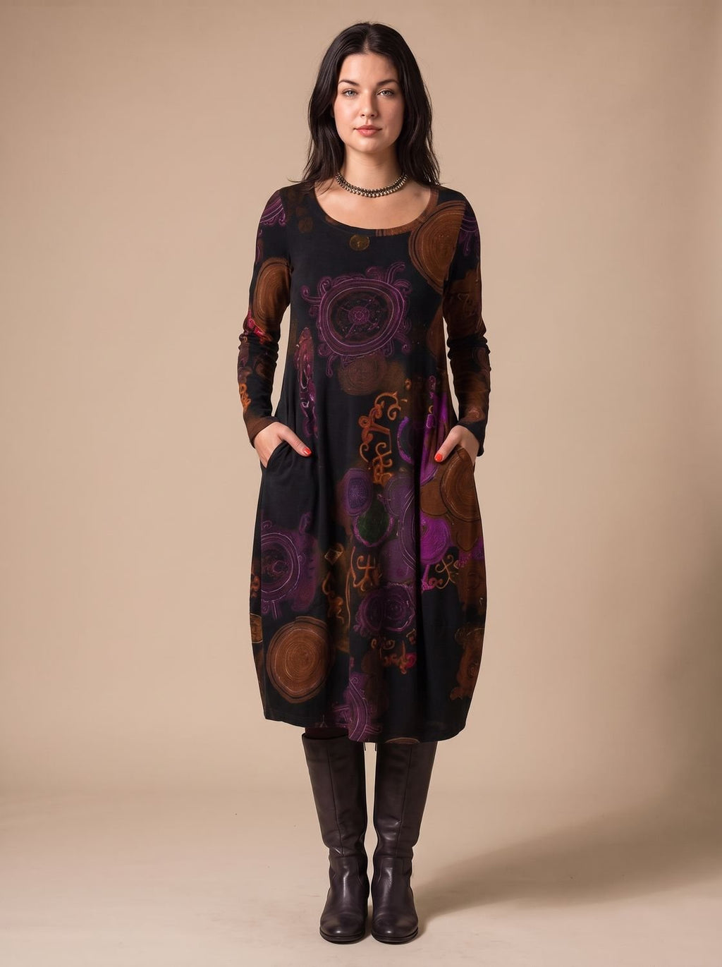 Vestido midi de manga larga combinado con botas altas, look otoñal