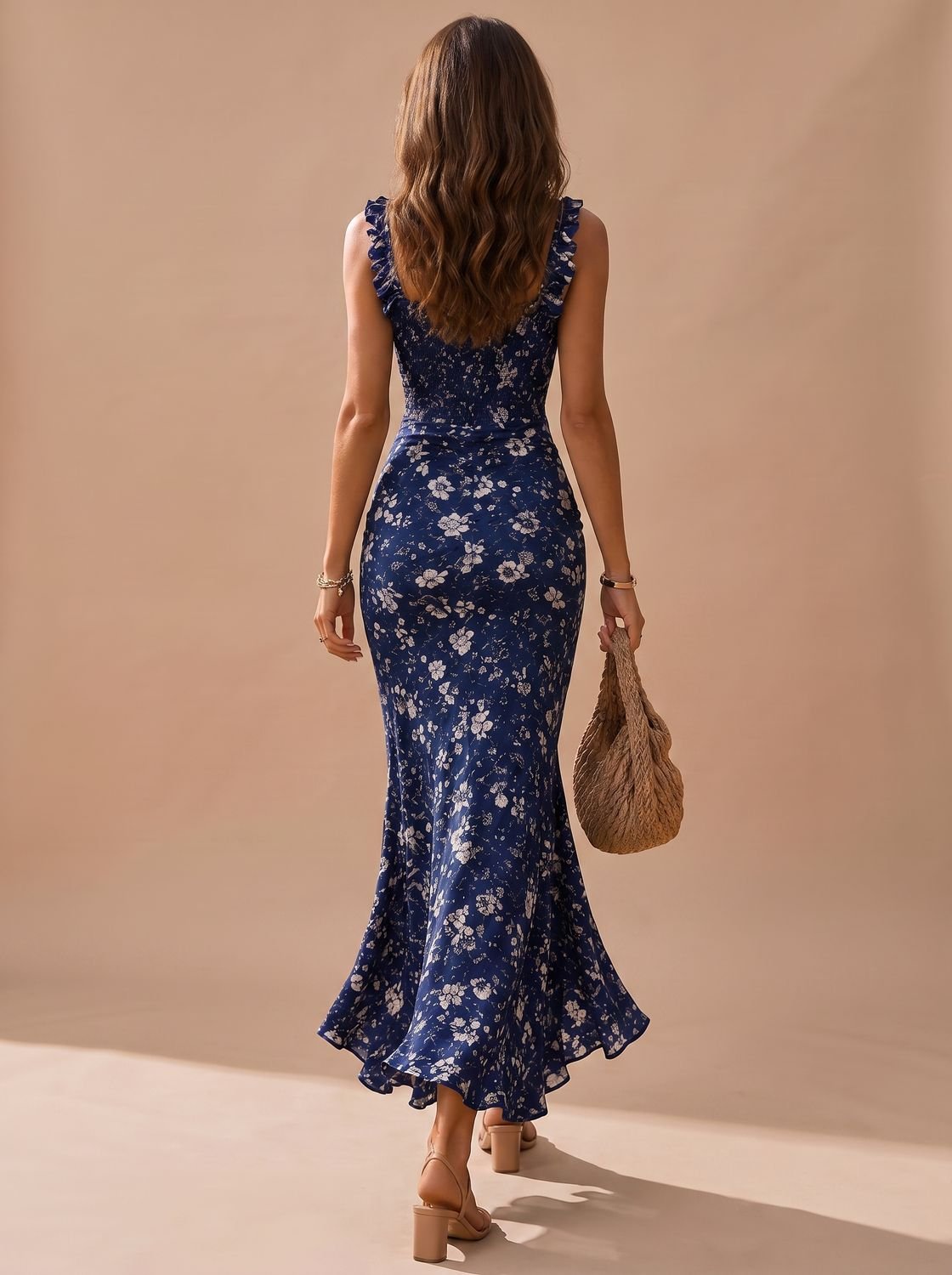 Detalle del cuerpo fruncido elástico del vestido floral midi
