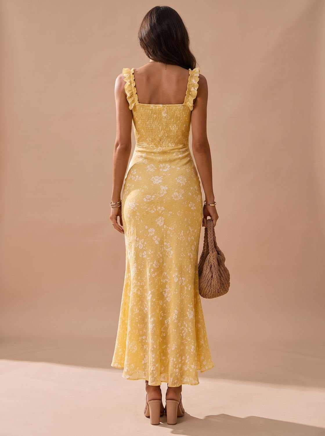 Vestido floral midi combinado con sandalias para look de verano