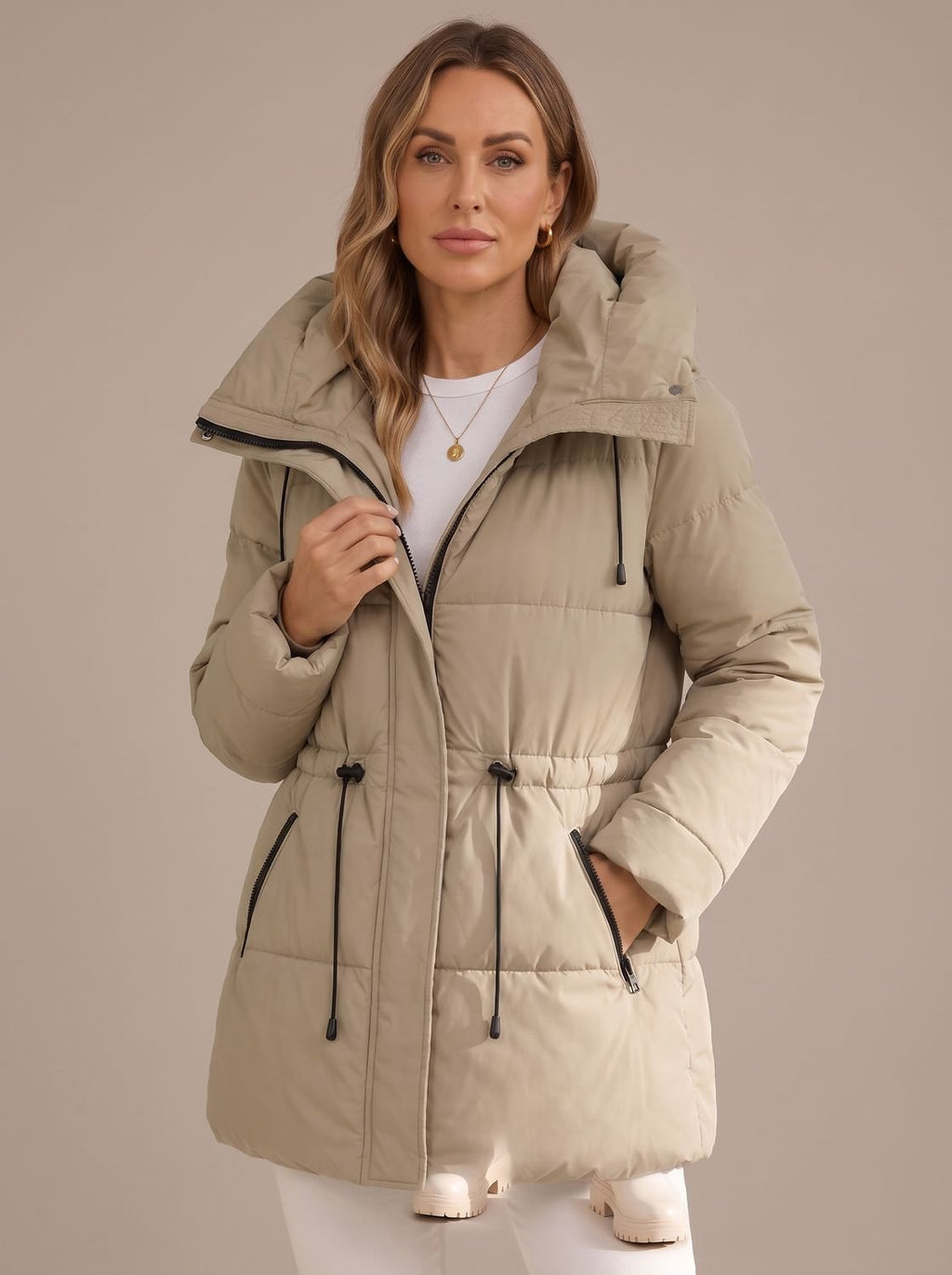 Detalle de la cintura ajustable con cordón en la chaqueta acolchada con capucha