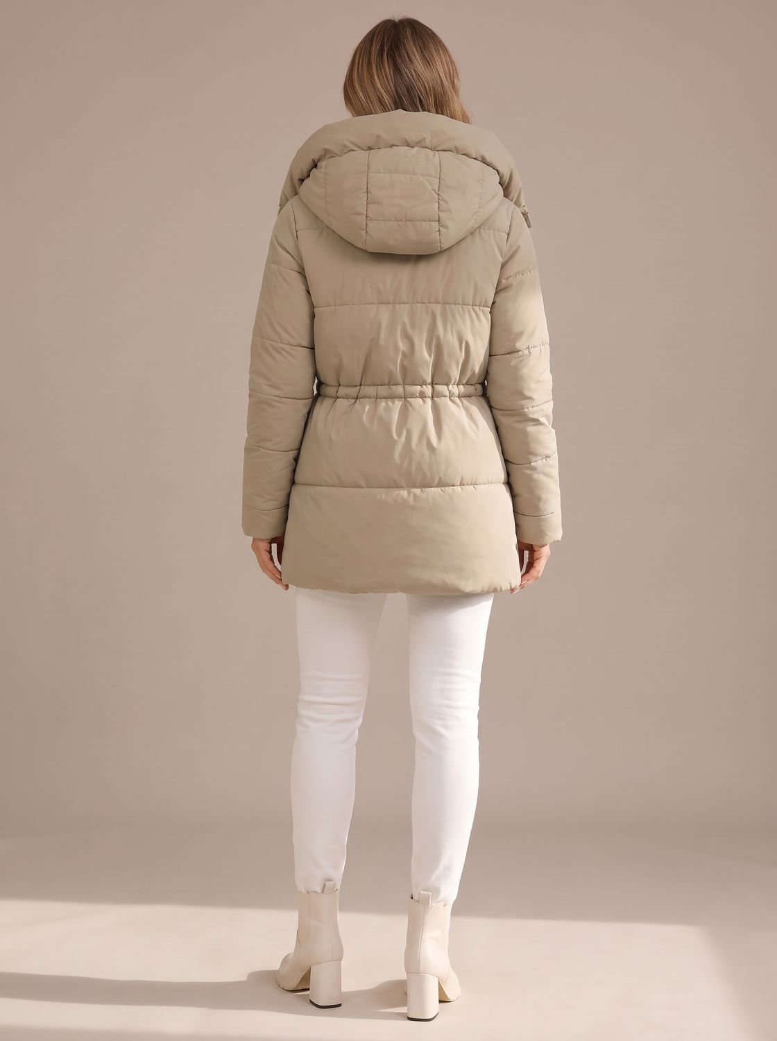 Capucha amplia y cuello alto de la chaqueta acolchada para mujer