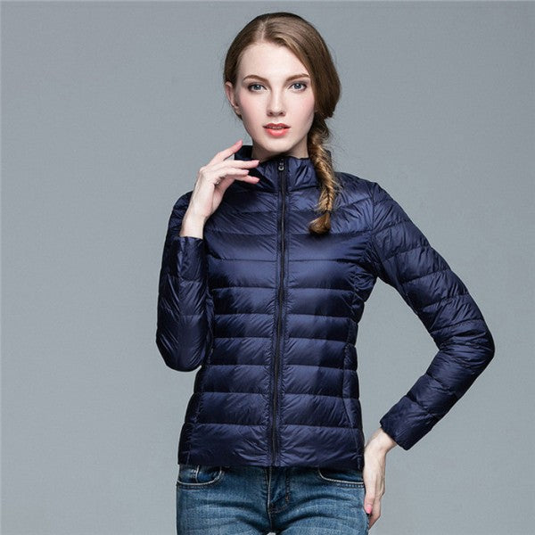Mujer con chaqueta acolchada de plumón NORA en look urbano casual