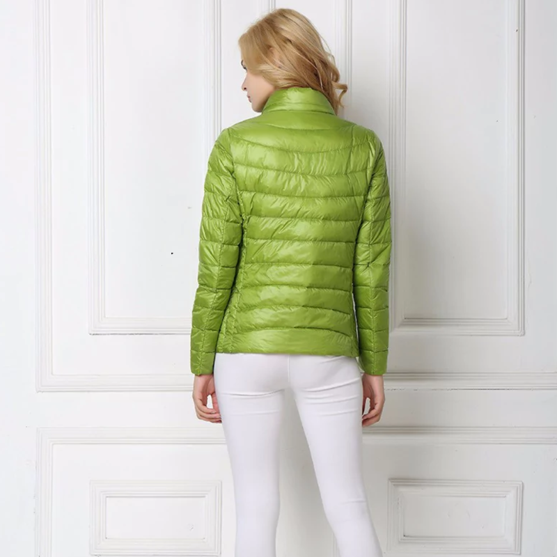 Chaqueta de plumón NORA doblada mostrando textura y acolchado
