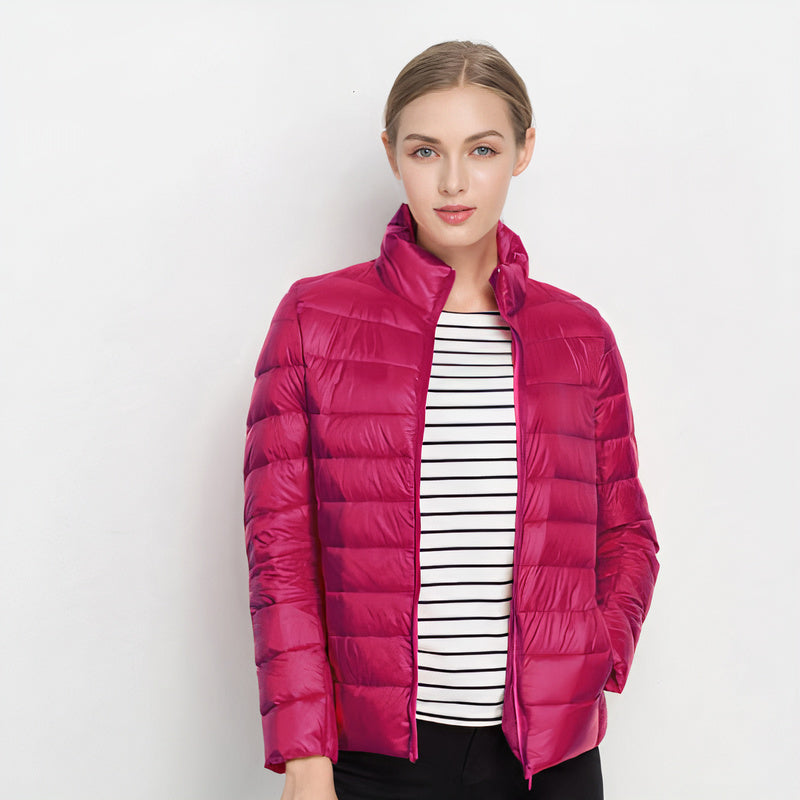Chaqueta de plumón NORA con capucha ajustable vista de frente