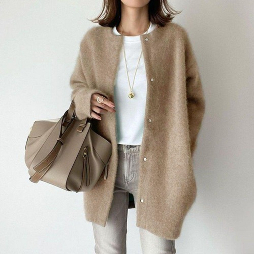 Mujer con chaqueta de punto oversize gris de estilo casual-chic