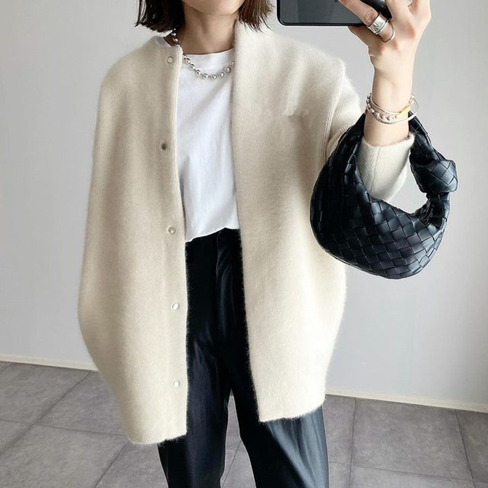 Detalle del tejido de punto suave de la chaqueta oversize FRIELANA