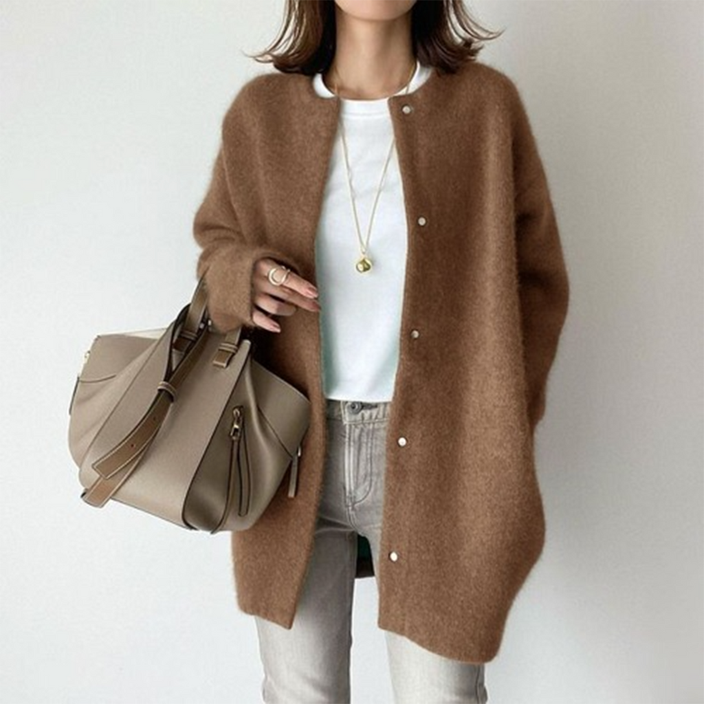 Mujer luciendo chaqueta de punto oversize en tono beige