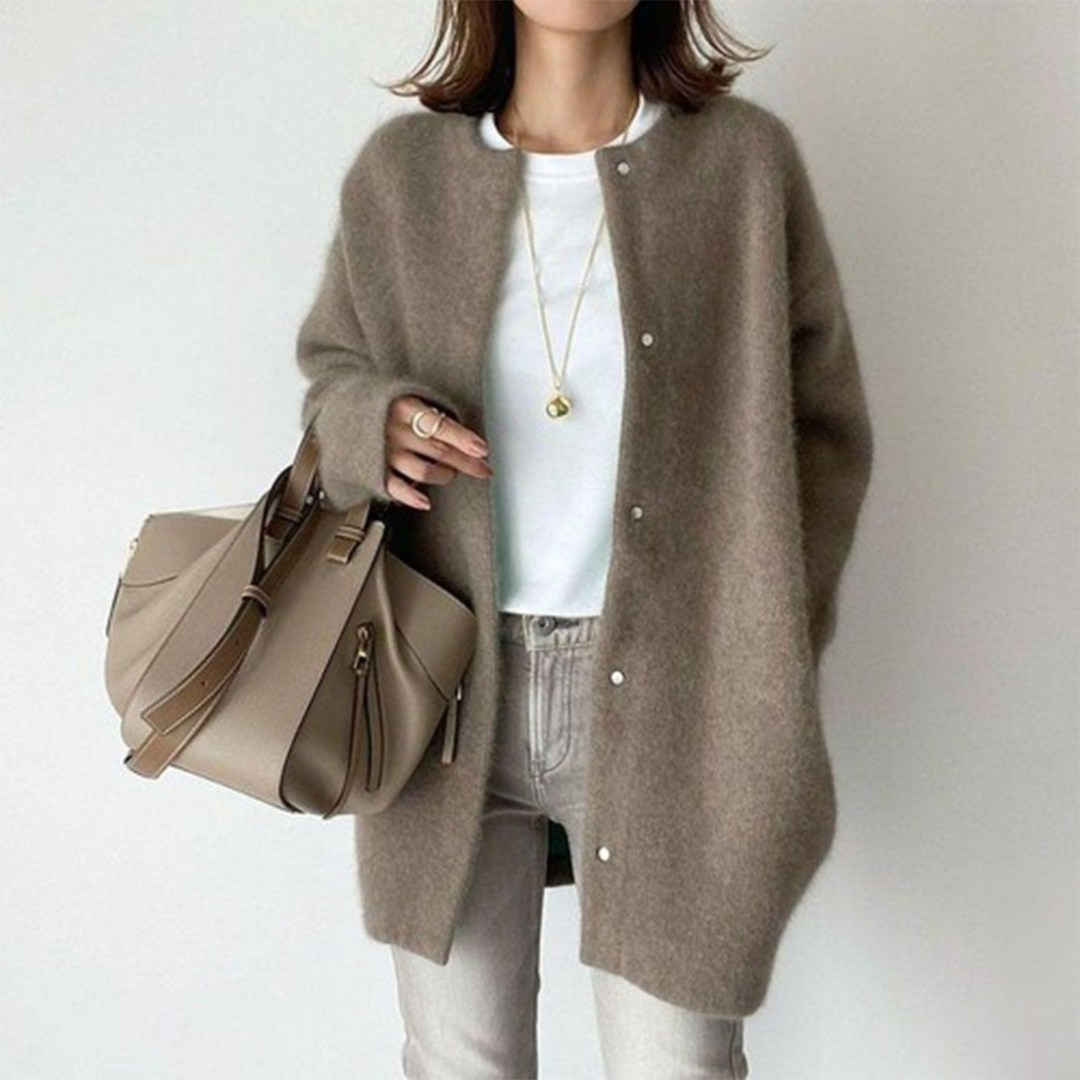 Chaqueta oversize combinada con camiseta básica para look diario