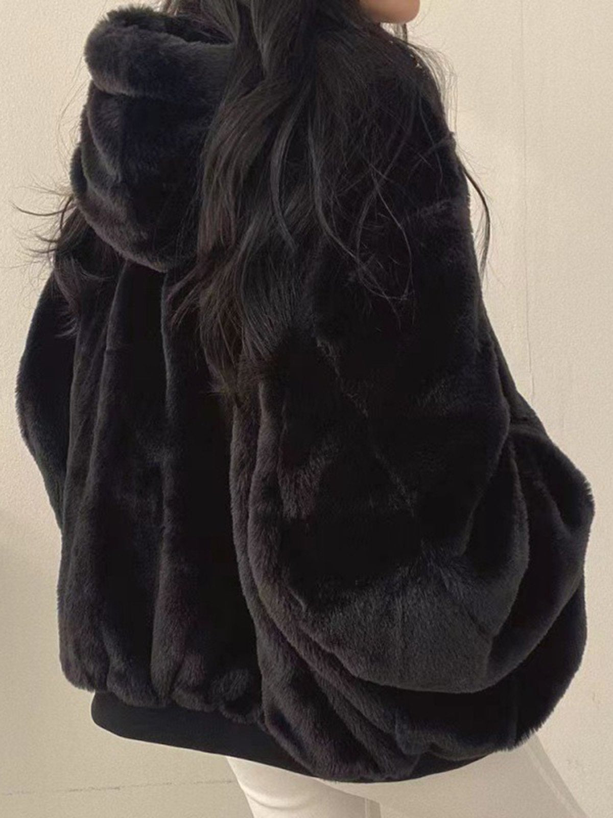 Abrigo FRISOLDE oversize para mujer visto de perfil, corte relajado