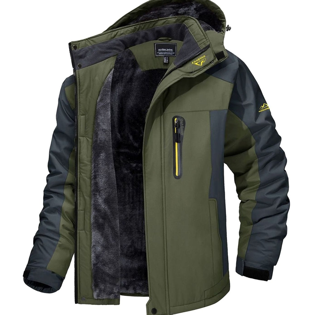 Hombre con chaqueta de invierno Kodiak con capucha y forro polar en exterior nevado