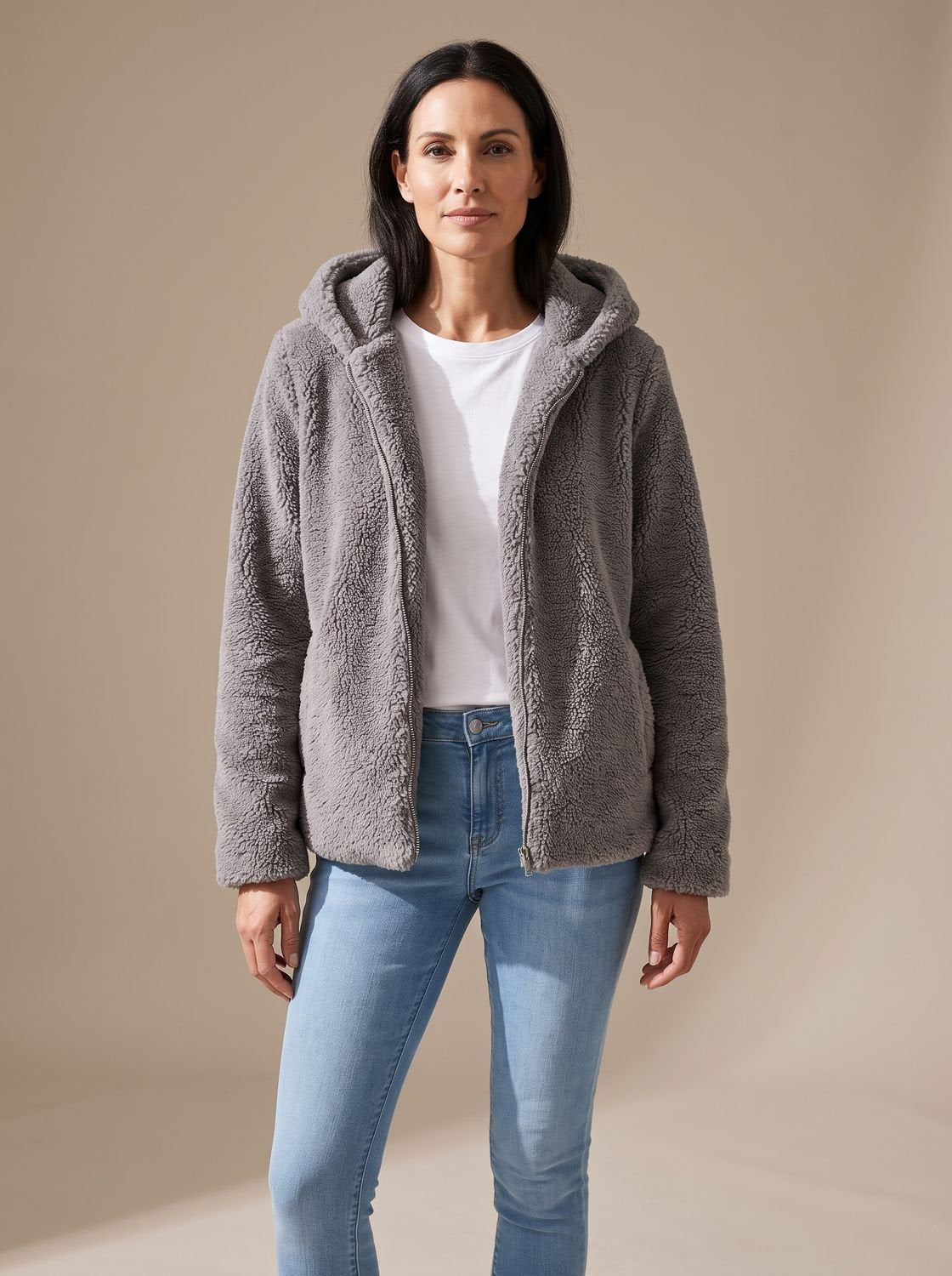Detalle del tejido afelpado tipo teddy del abrigo con capucha para mujer