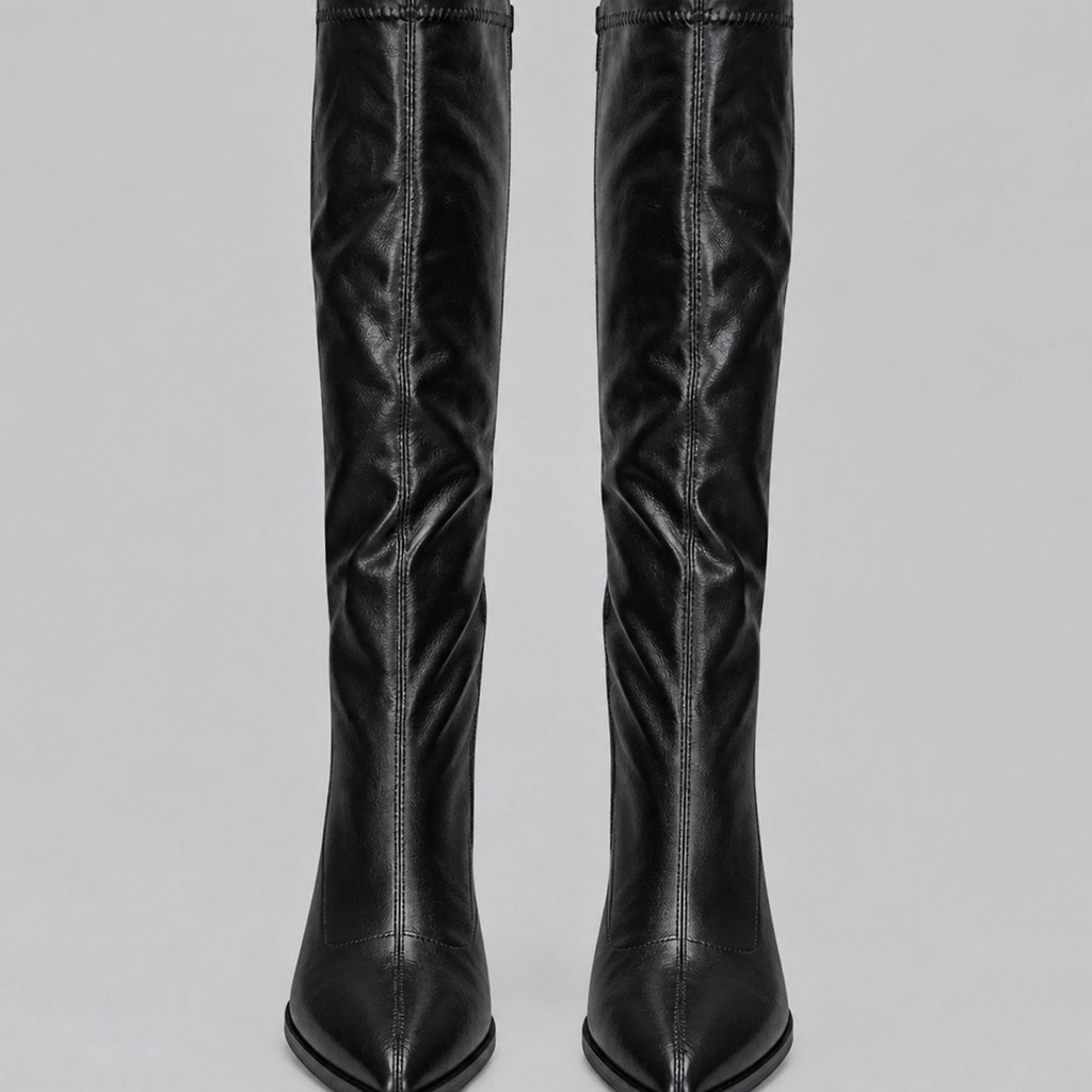 Botas de caña alta hasta la rodilla combinadas con vestido de mujer
