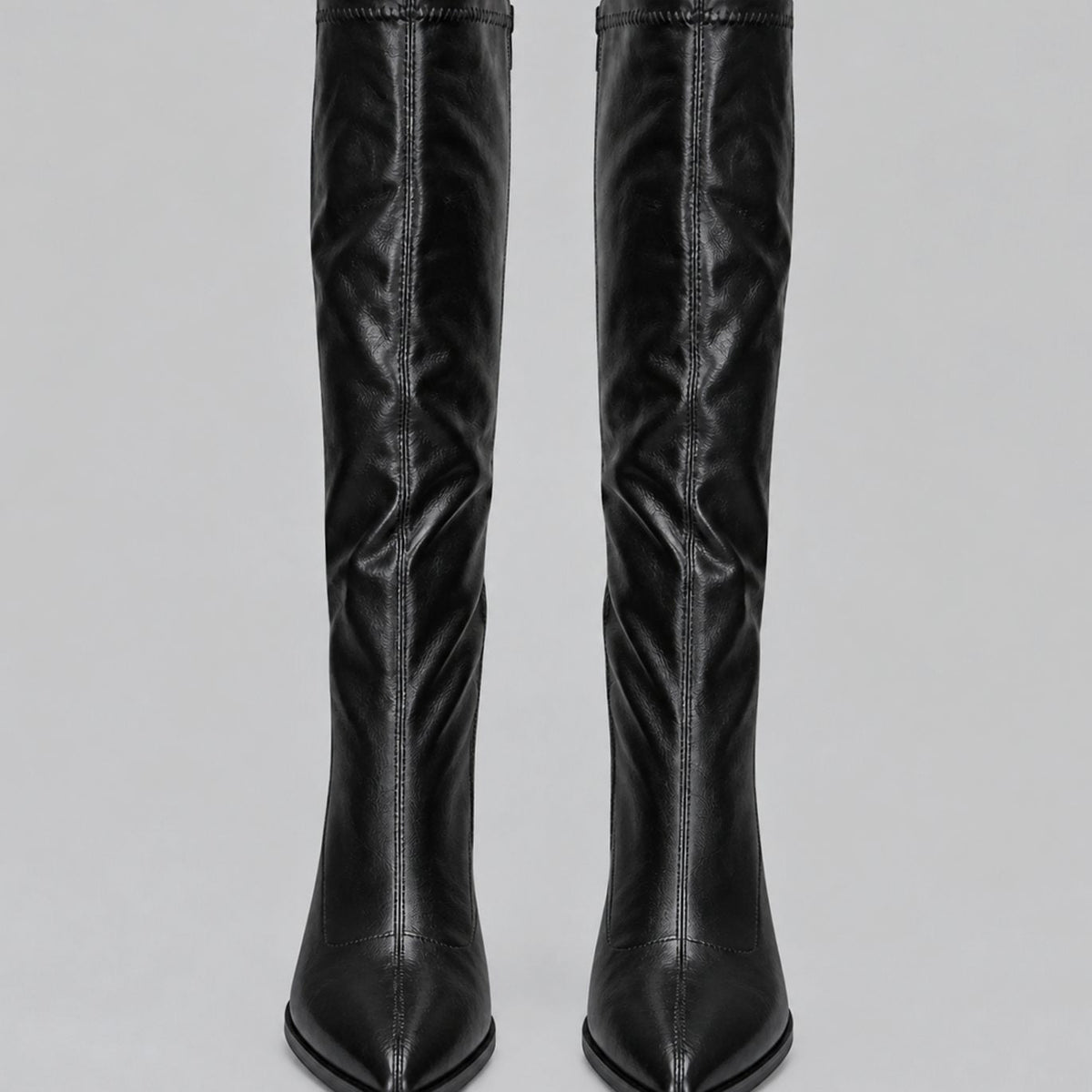 Botas de caña alta hasta la rodilla combinadas con vestido de mujer