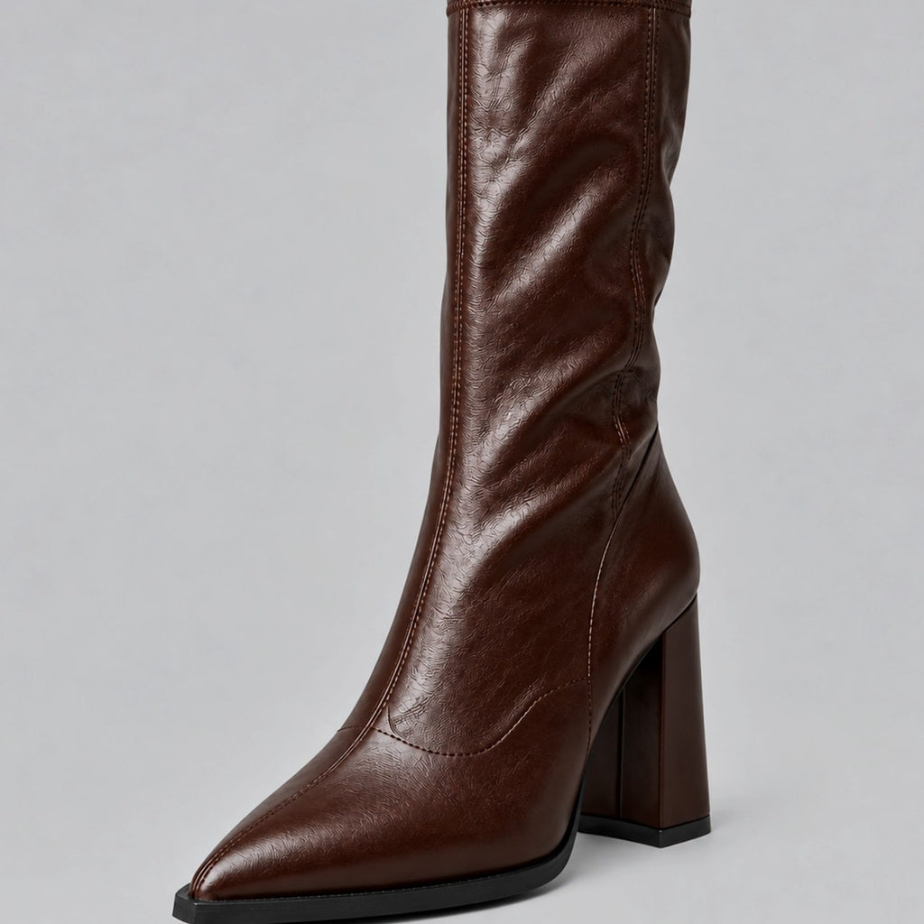 Botas altas de mujer combinadas con vaqueros para un look casual