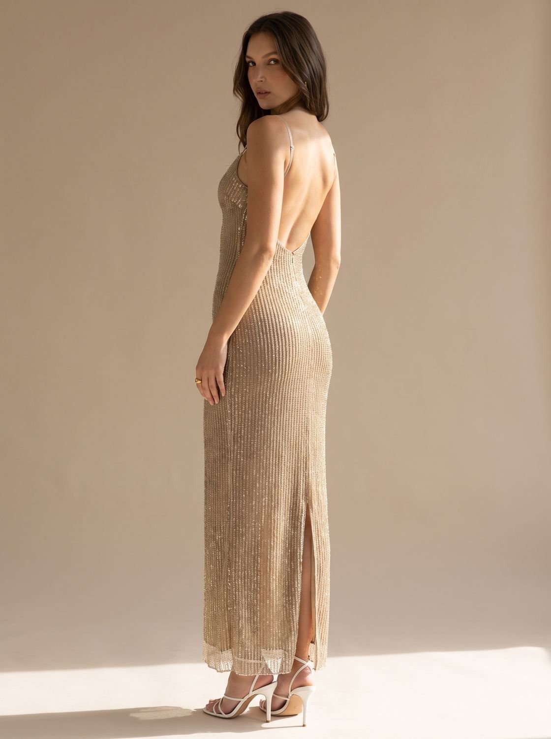 Vestido largo de purpurina dorada con tirantes finos y corte bodycon
