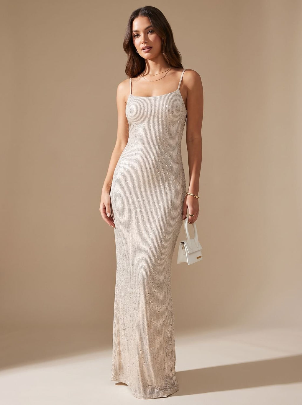 Mujer luciendo vestido maxi de purpurina con escote redondo