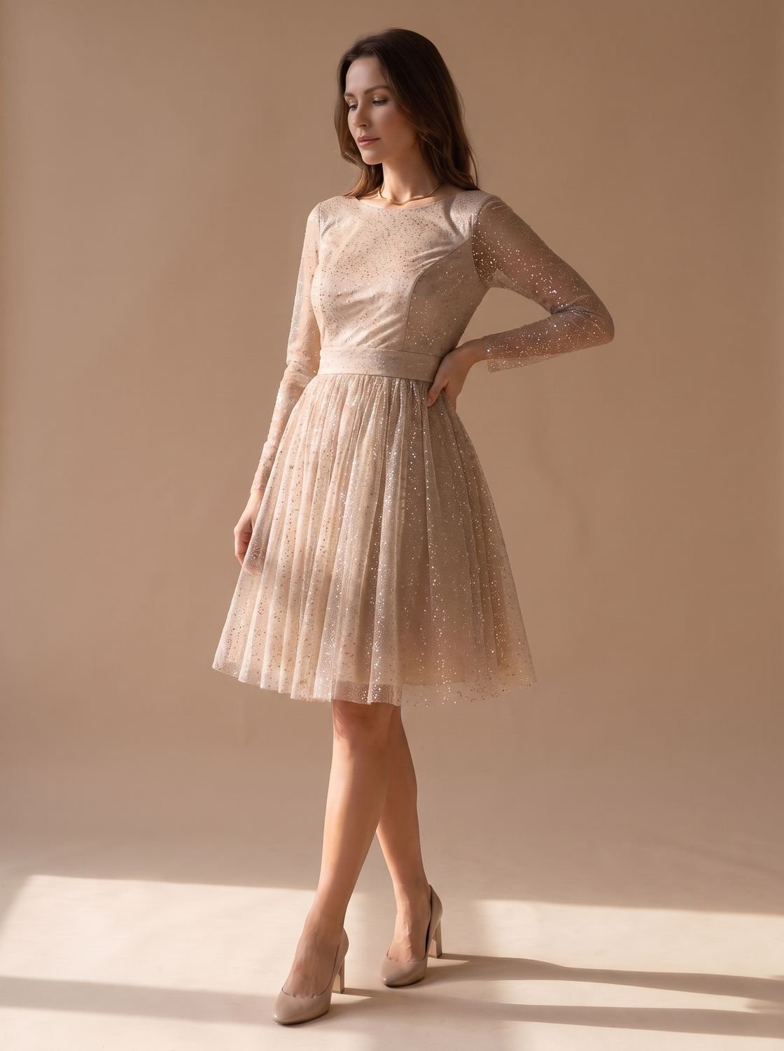 Vestido de tul con glitter visto de perfil, silueta entallada y evasé