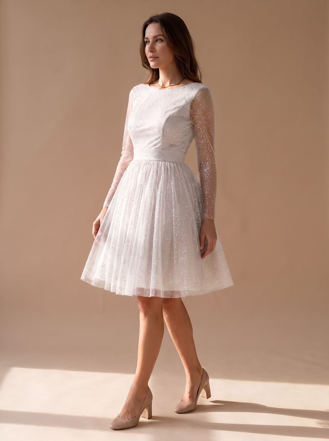 Vestido de tul con glitter combinado con tacones para boda o cóctel