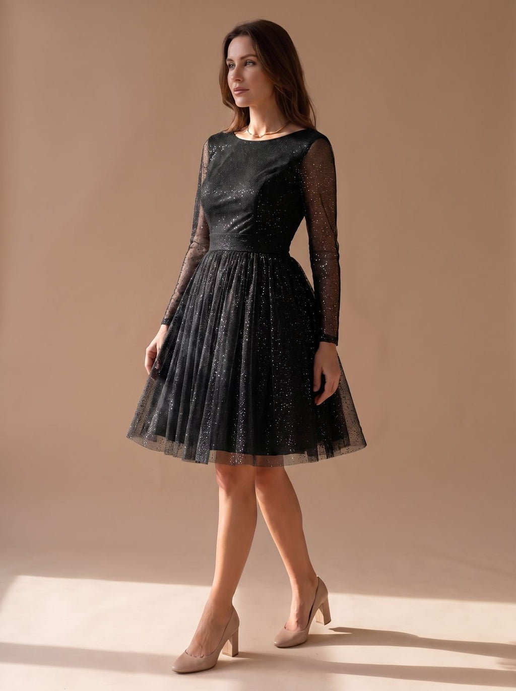 Detalle de cuerpo entallado y falda con brillo del vestido de fiesta