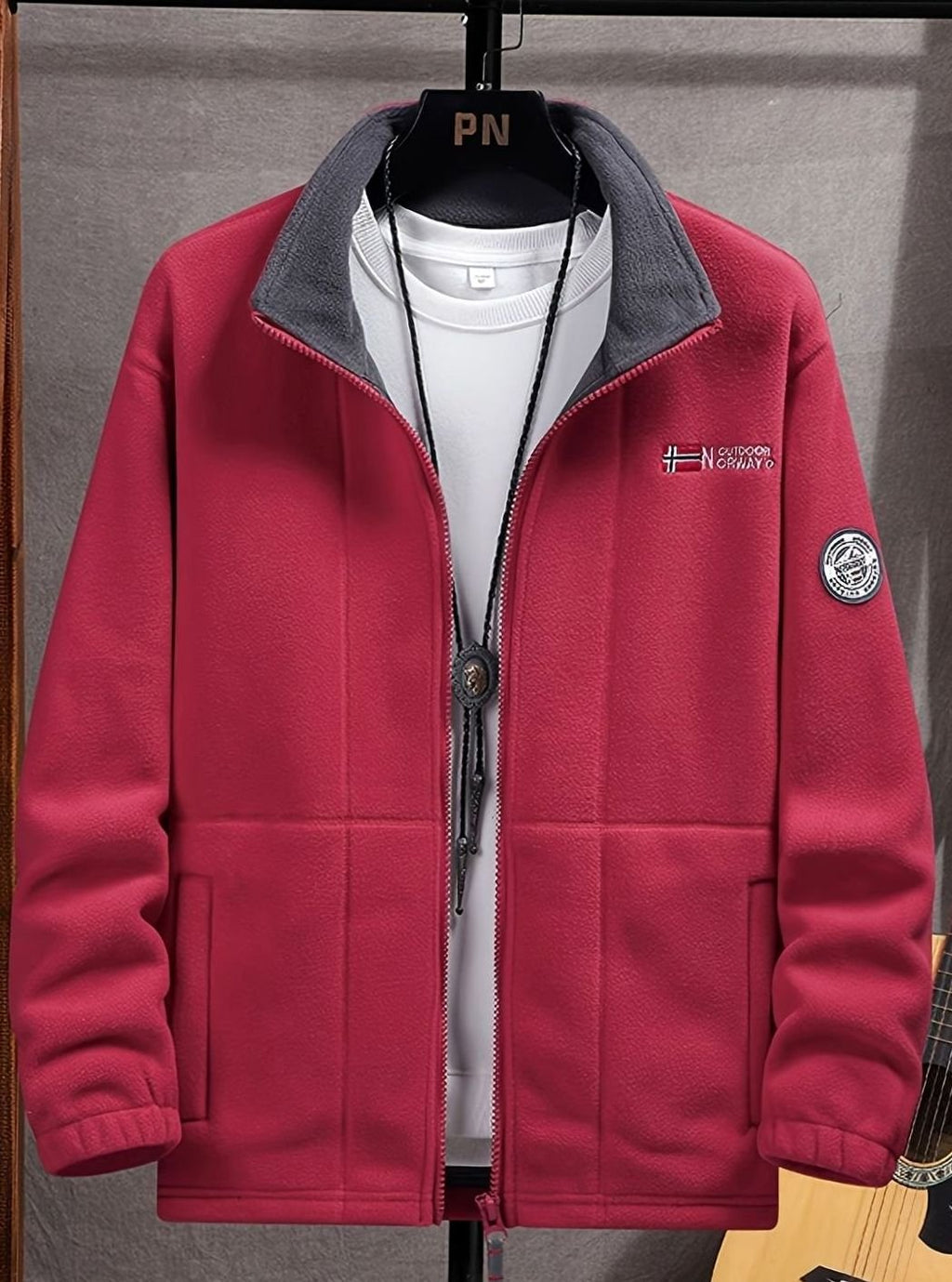 Vista frontal de la chaqueta polar con cremallera abierta