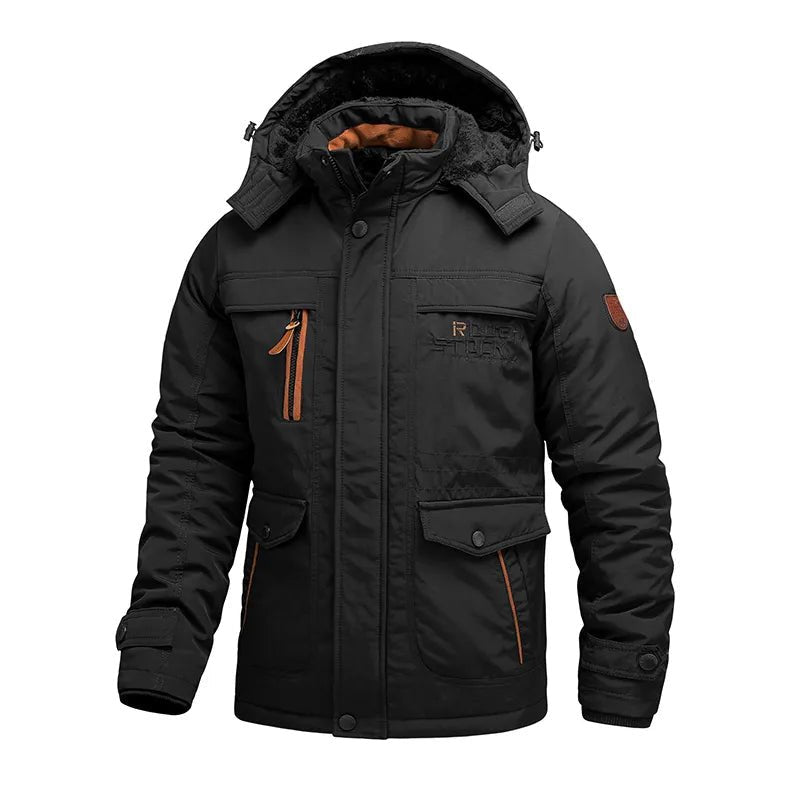 Hombre abrigado con la chaqueta táctica GRIMSVYK en entorno nevado