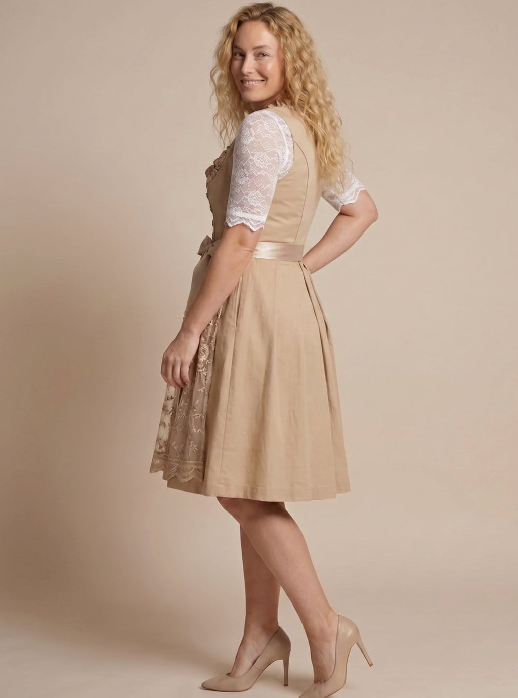 Detalle del corpiño corsé con cordones y botones decorativos del vestido dirndl Herta