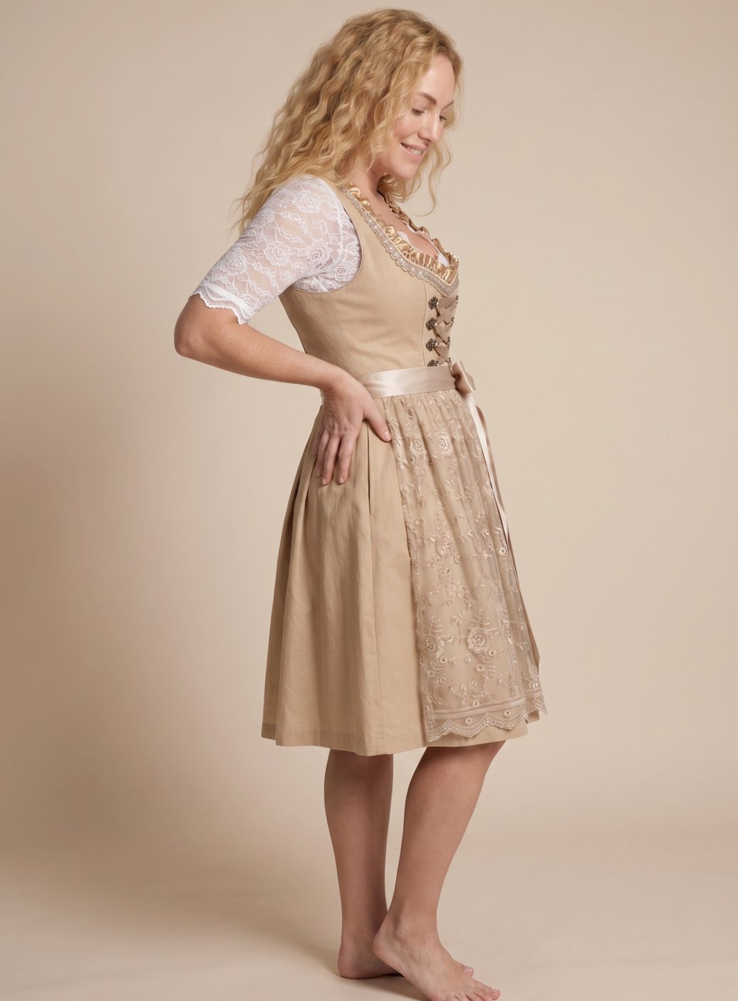Delantal con bordado floral y encaje festoneado del vestido dirndl tradicional Herta