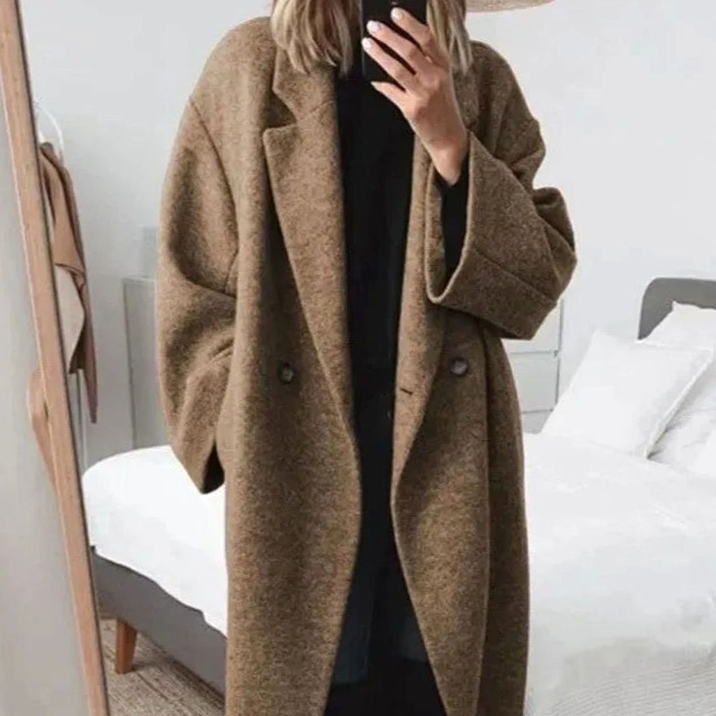 Abrigo largo oversize de mujer combinado con look casual de otoño