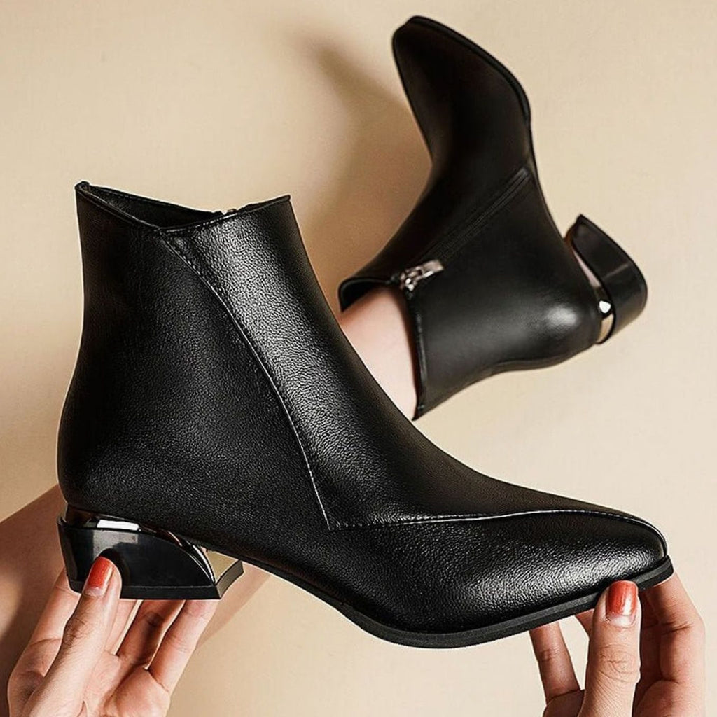 Botines de tacón bajo combinados con look de oficina