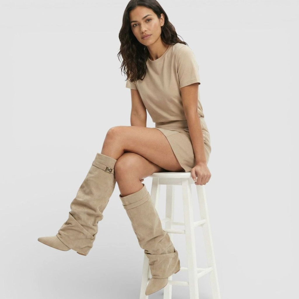 Botas altas de mujer ISOLVENNE con tacón bajo y puntera fina en color marrón claro