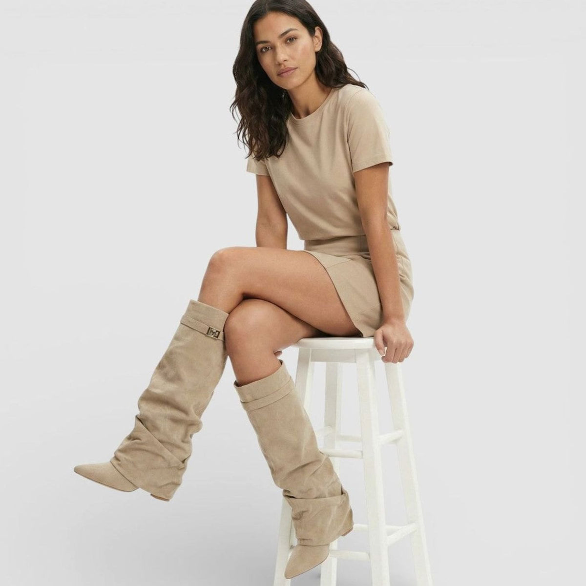 Botas altas de mujer ISOLVENNE con tacón bajo y puntera fina en color marrón claro