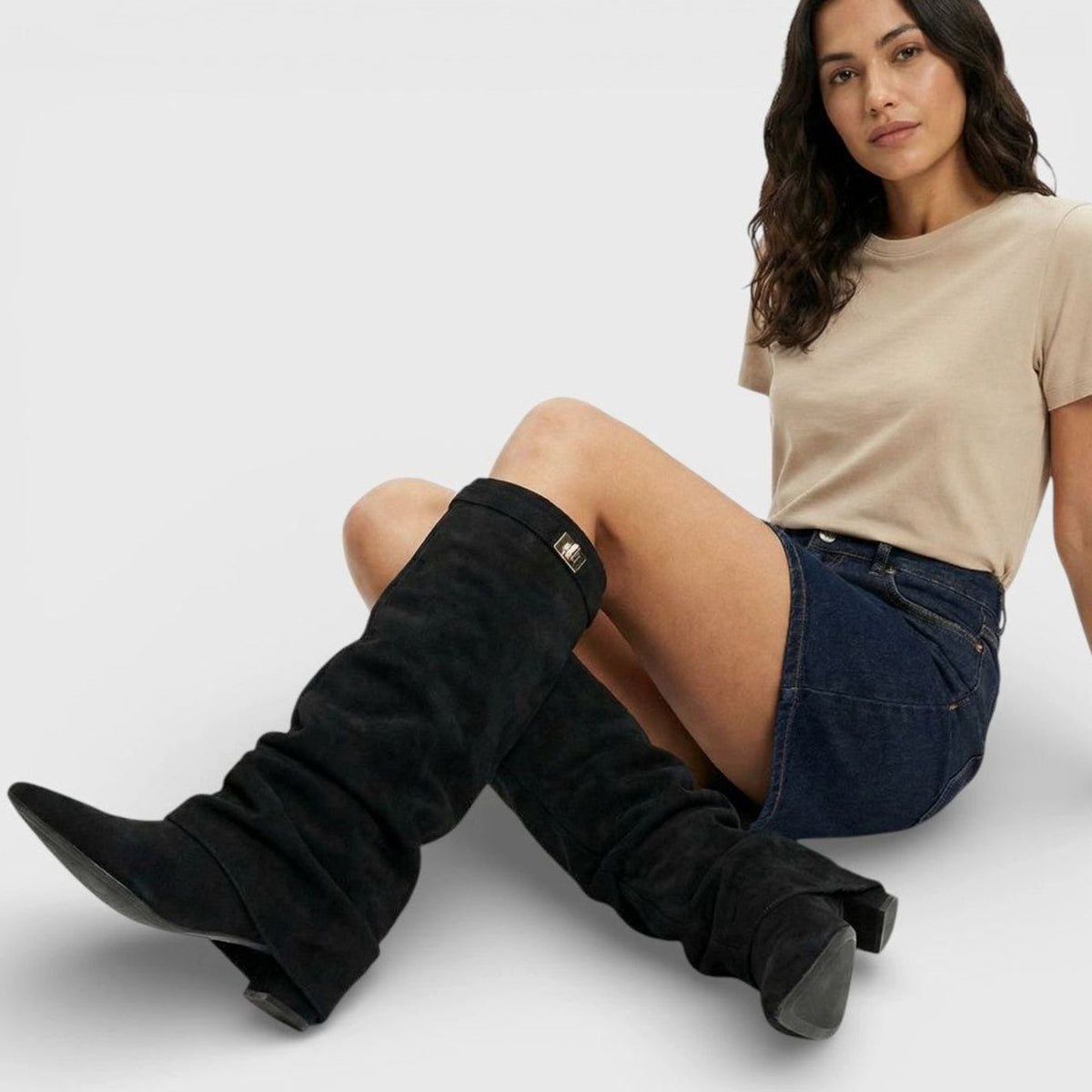 Botas altas negras con caña fruncida y cremallera lateral para mujer