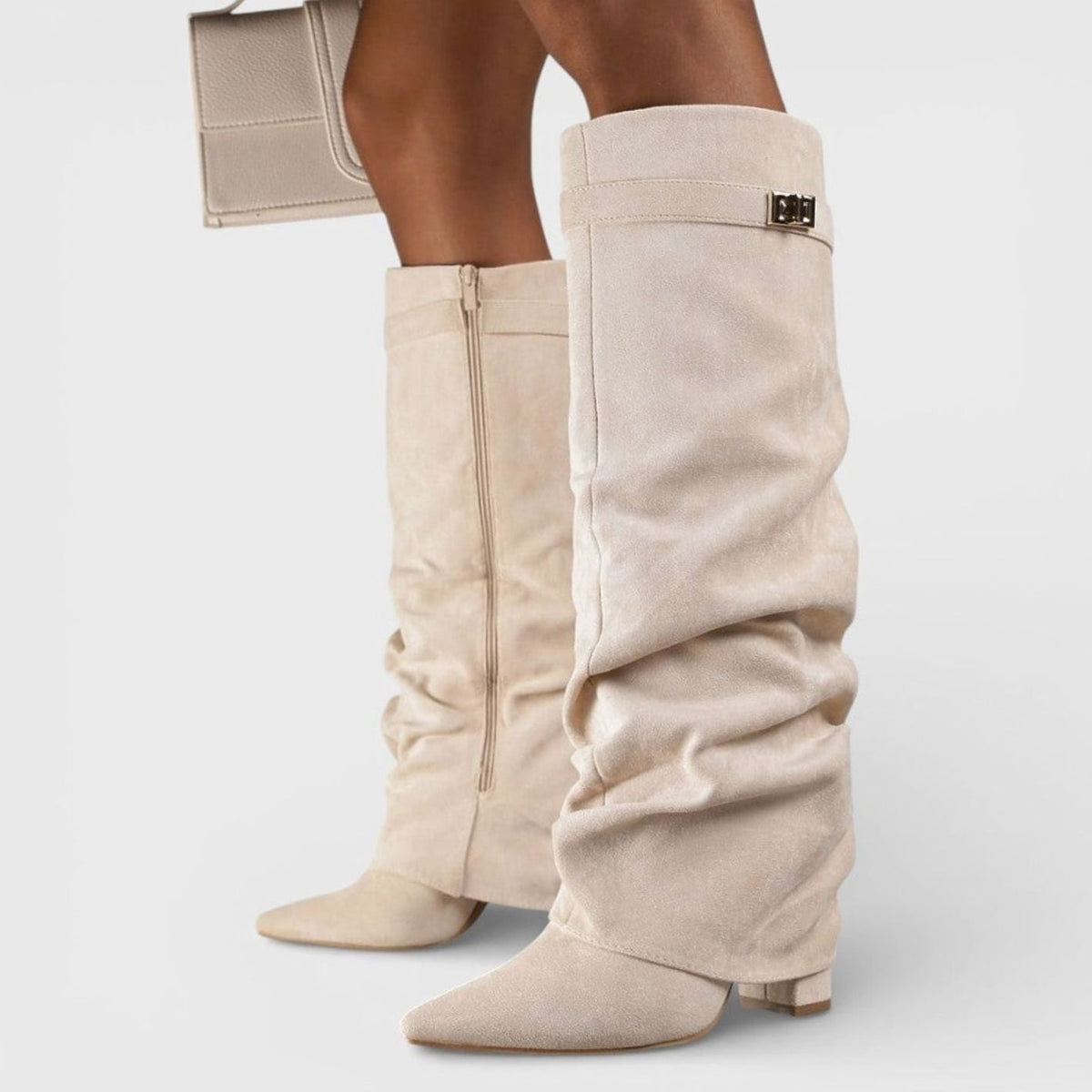 Botas altas de mujer en color beige combinadas con look casual
